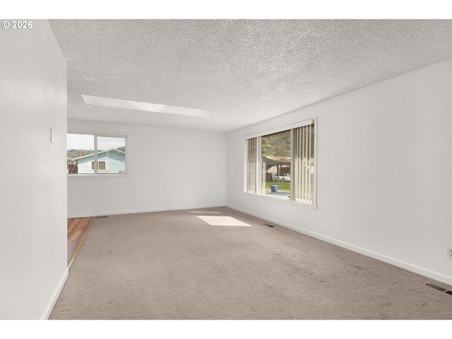 171 2ND St, Dillard, OR 97432