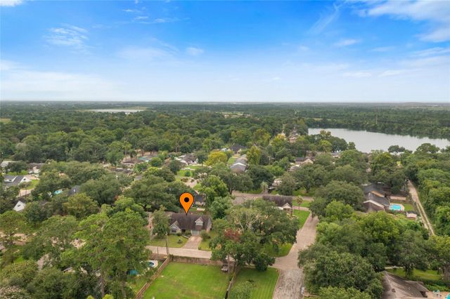 5104 E Bayou Drive, Dickinson, TX 77539