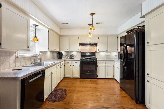 5104 E Bayou Drive, Dickinson, TX 77539