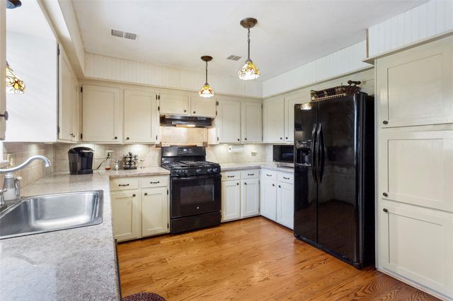 5104 E Bayou Drive, Dickinson, TX 77539