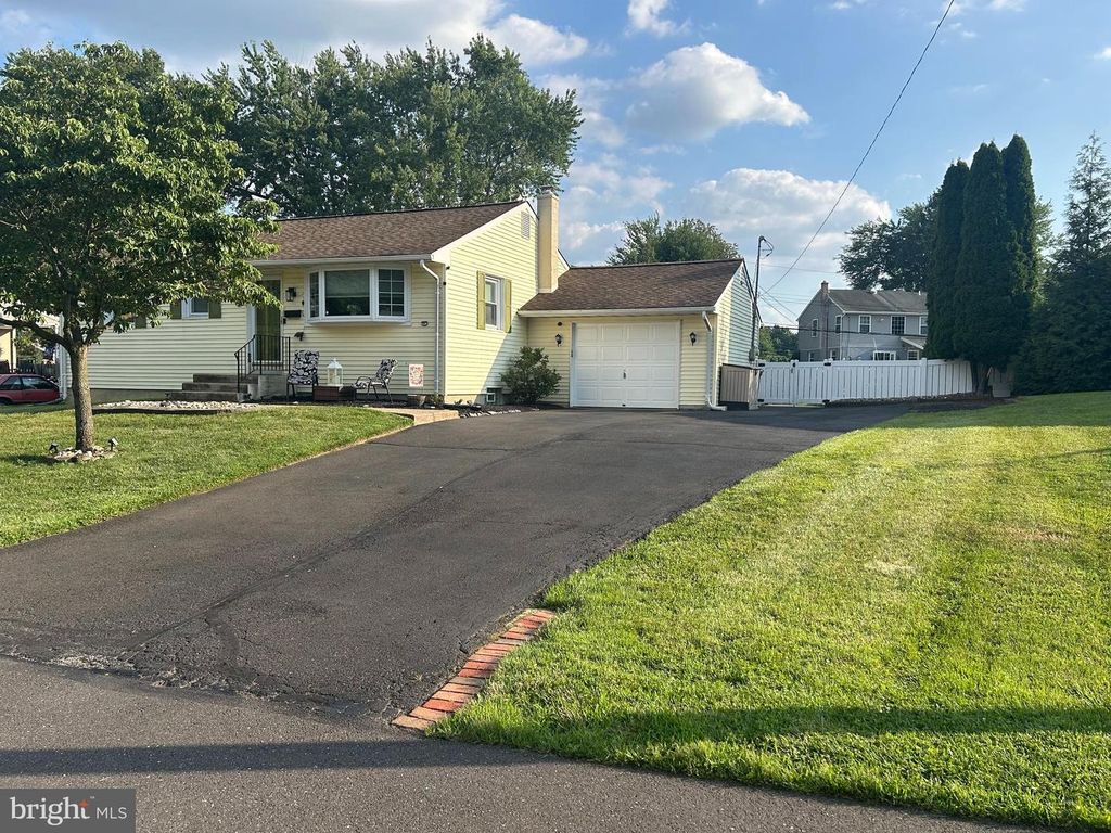 31 MAPLEVIEW DR, Feasterville Trevose, PA 19053