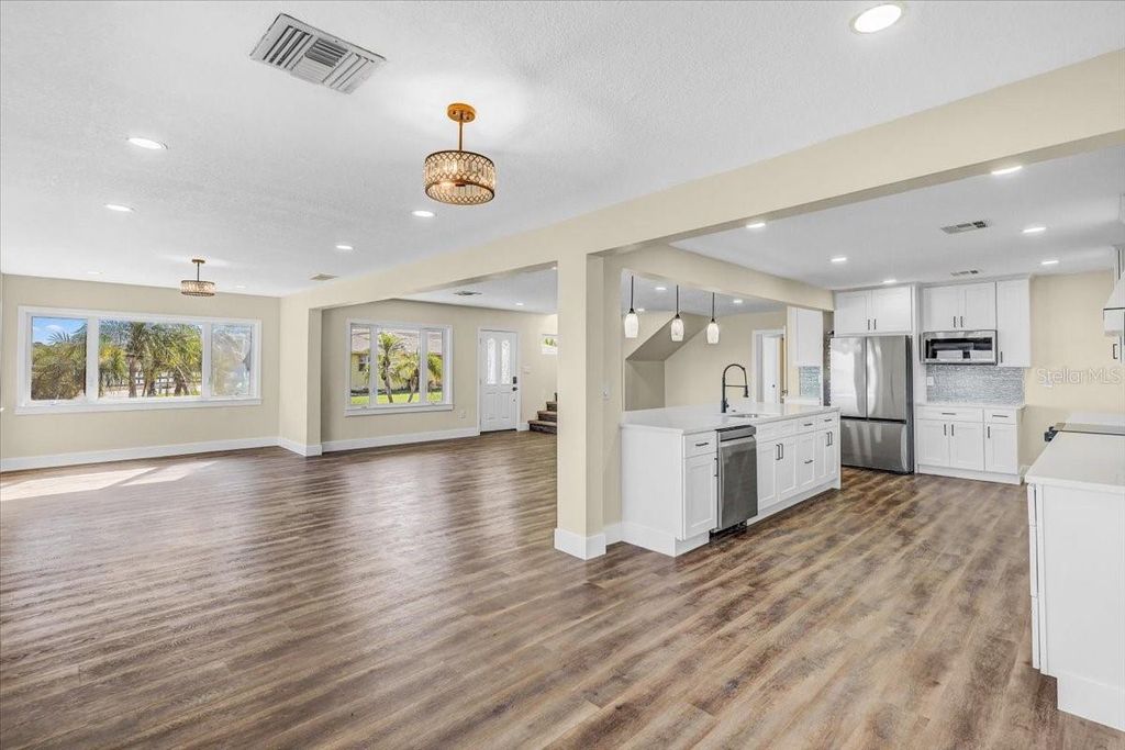 Image 12 of property listing at 2201 RIVERVIEW BOULEVARD, Bradenton, FL 34205