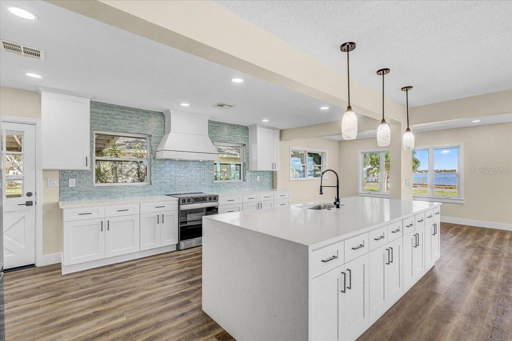 Image 13 of property listing at 2201 RIVERVIEW BOULEVARD, Bradenton, FL 34205