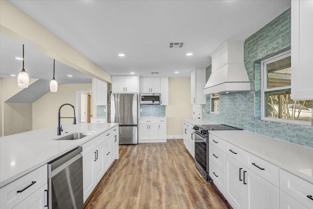 Image 14 of property listing at 2201 RIVERVIEW BOULEVARD, Bradenton, FL 34205