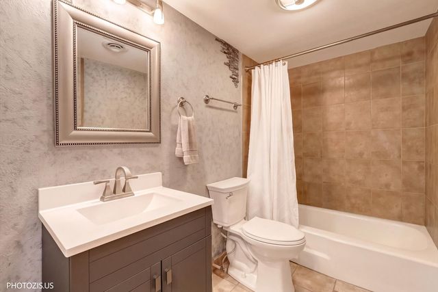1025 S FERNANDEZ Avenue 2D, Arlington Heights, IL 60005