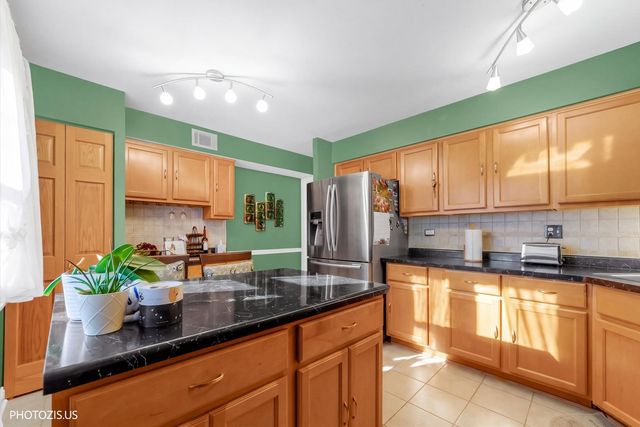 1025 S FERNANDEZ Avenue 2D, Arlington Heights, IL 60005
