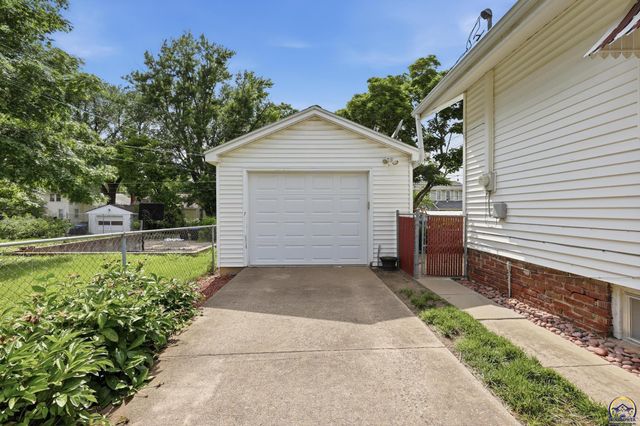 1205 SW Boswell AVE, Topeka, KS 66604