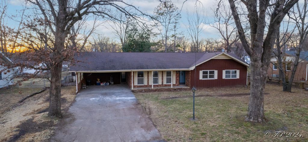 2823 Laurie Drive, West Plains, MO 65775