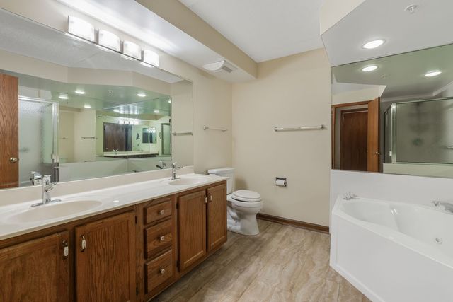 1600 E Thacker Street 513, Des Plaines, IL 60016