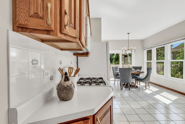 1075 Suffolk Court, Gurnee, IL 60031