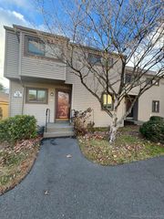 18 Greenbriar Drive APT A, Farmington, CT 06032