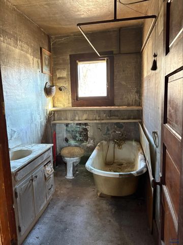 1902 EDGEWOOD TERRACE, Hot Springs, SD 57747