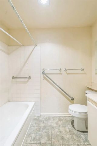 8801 Independence Avenue 11, Canoga Park, CA 91304