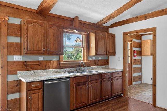 7000 Oakridge Drive, Lexington, NC 27295