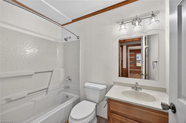 7000 Oakridge Drive, Lexington, NC 27295