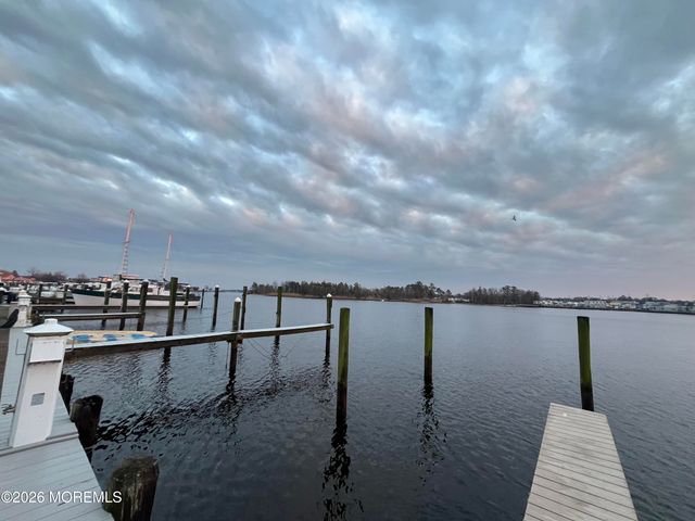 210 Spinnakers Cv, Toms River, NJ 08753