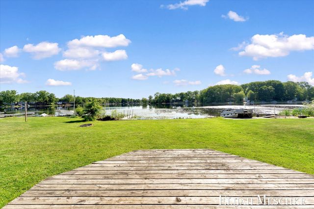 10207 Poplar Drive NE, Rockford, MI 49341