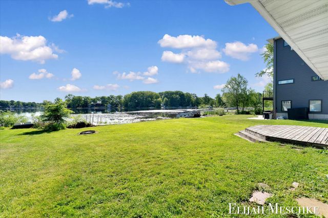 10207 Poplar Drive NE, Rockford, MI 49341