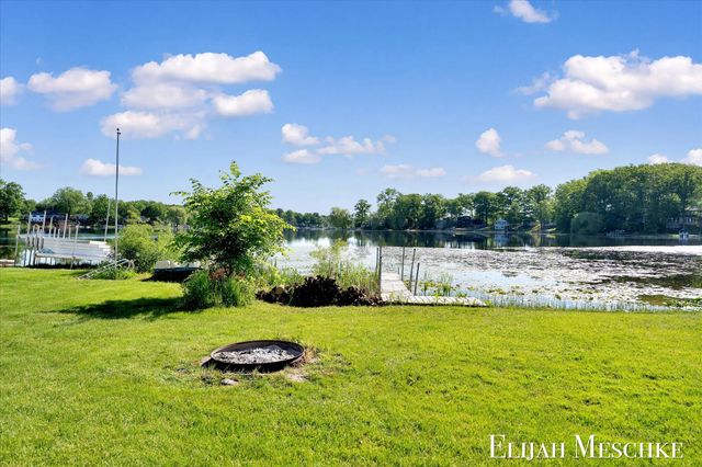 10207 Poplar Drive NE, Rockford, MI 49341