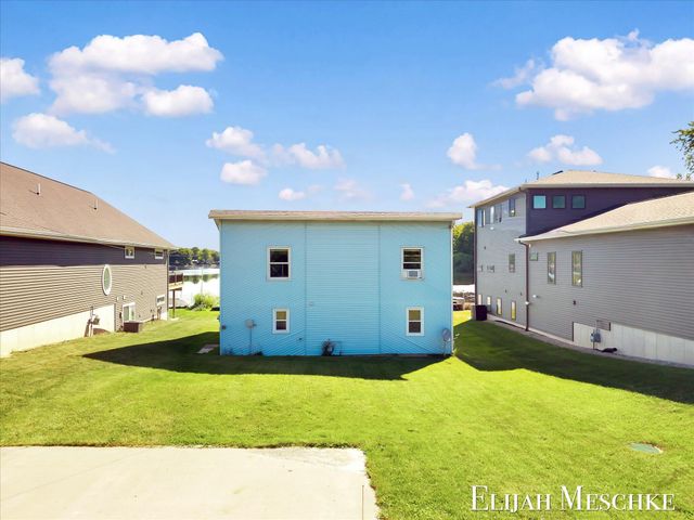 10207 Poplar Drive NE, Rockford, MI 49341