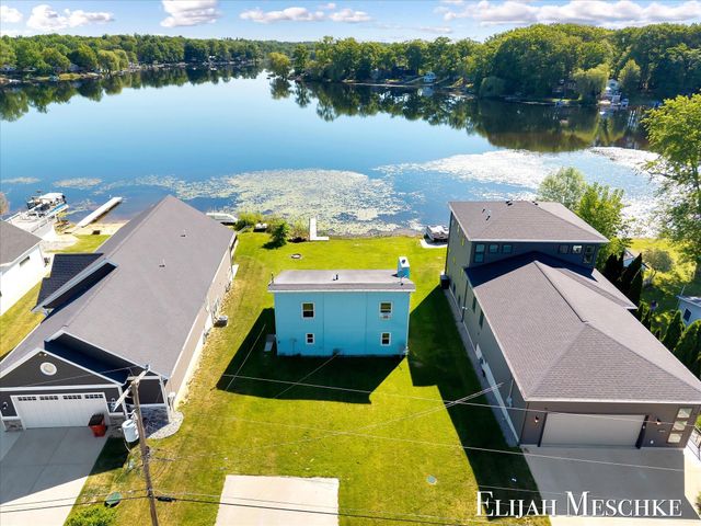 10207 Poplar Drive NE, Rockford, MI 49341
