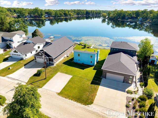 10207 Poplar Drive NE, Rockford, MI 49341
