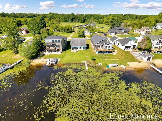 10207 Poplar Drive NE, Rockford, MI 49341
