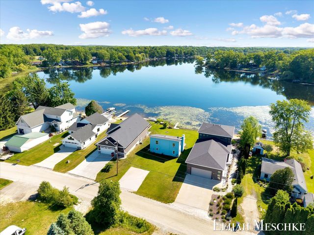 10207 Poplar Drive NE, Rockford, MI 49341