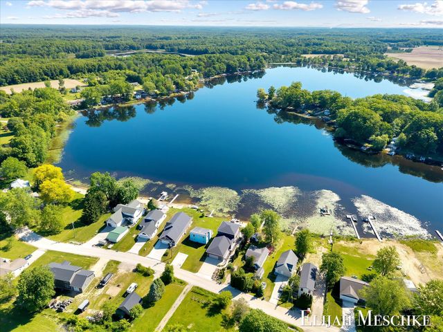10207 Poplar Drive NE, Rockford, MI 49341