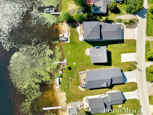 10207 Poplar Drive NE, Rockford, MI 49341