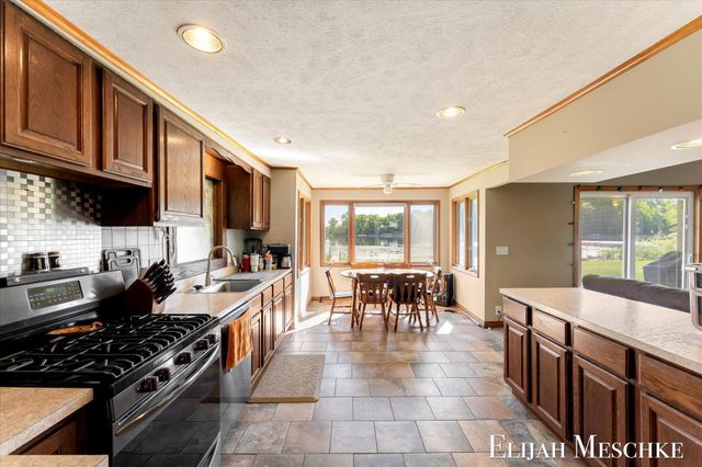 10207 Poplar Drive NE, Rockford, MI 49341