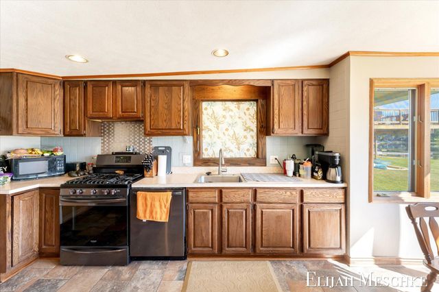 10207 Poplar Drive NE, Rockford, MI 49341