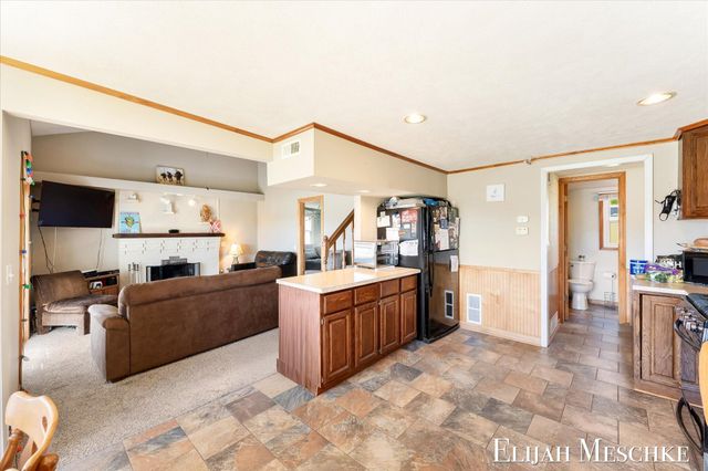 10207 Poplar Drive NE, Rockford, MI 49341