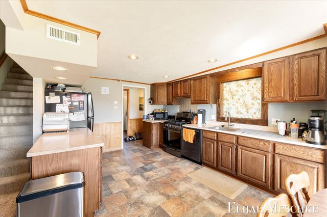 10207 Poplar Drive NE, Rockford, MI 49341