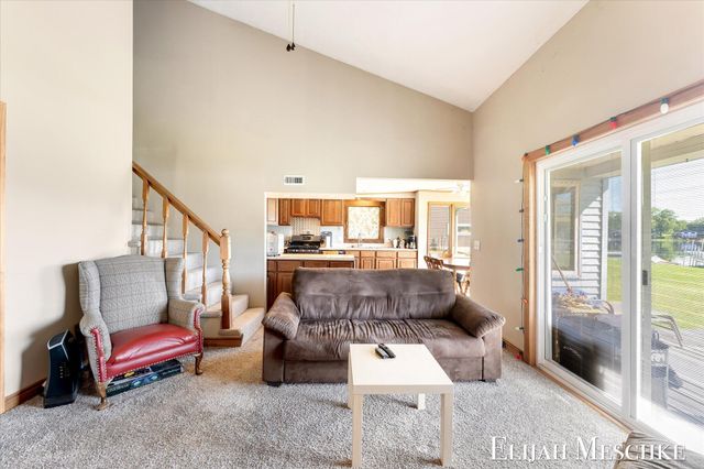 10207 Poplar Drive NE, Rockford, MI 49341