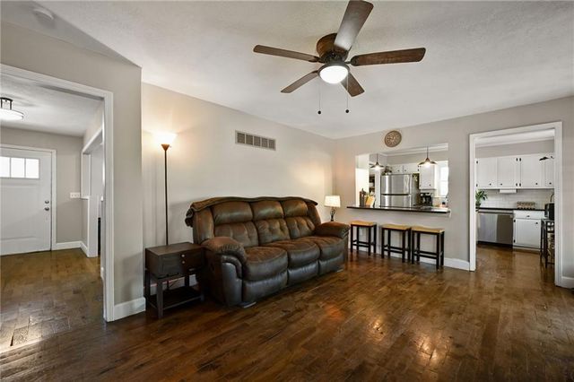 201 20th Avenue, Greenwood, MO 64034