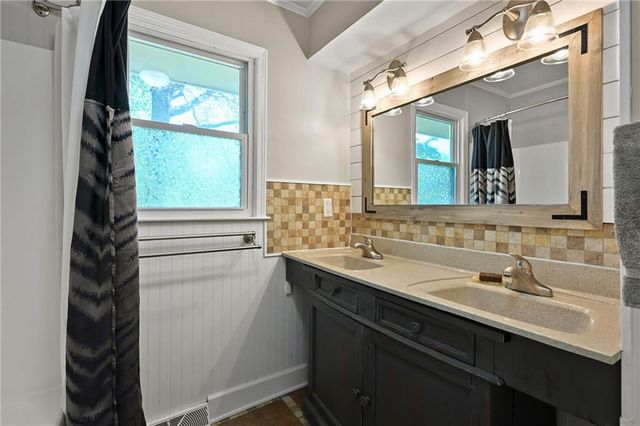 201 20th Avenue, Greenwood, MO 64034