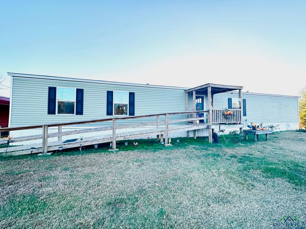 179 County Rd 3343, Omaha, TX 75571