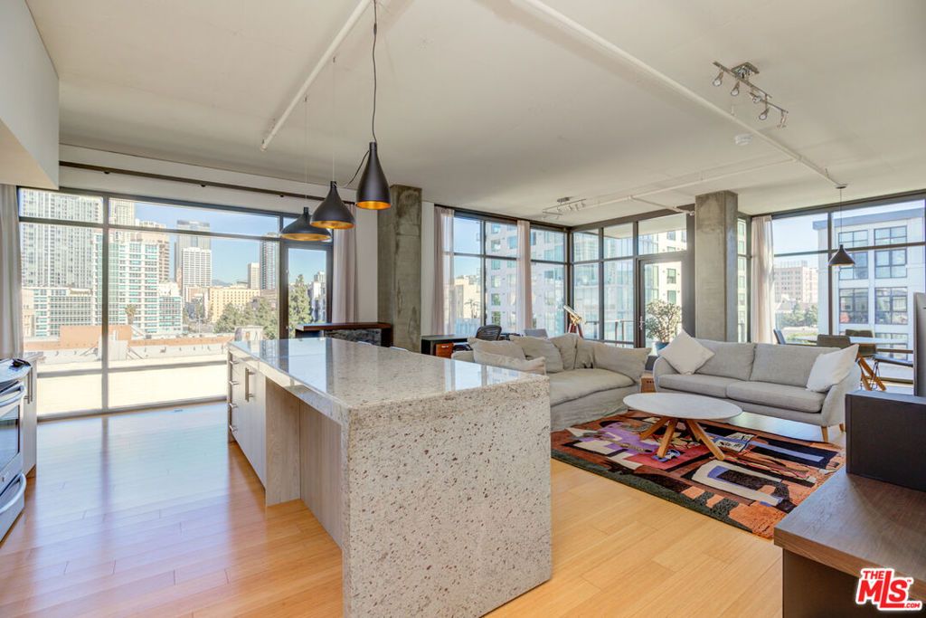 1111 S Grand Avenue 711, Los Angeles, CA 90015