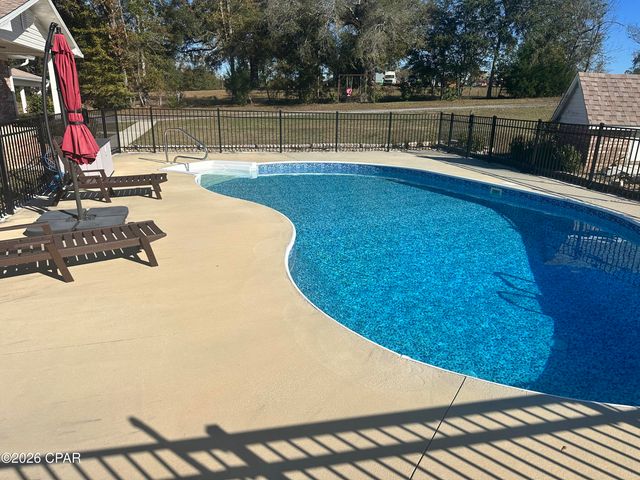 7426 Berry Drive, Grand Ridge, FL 32442