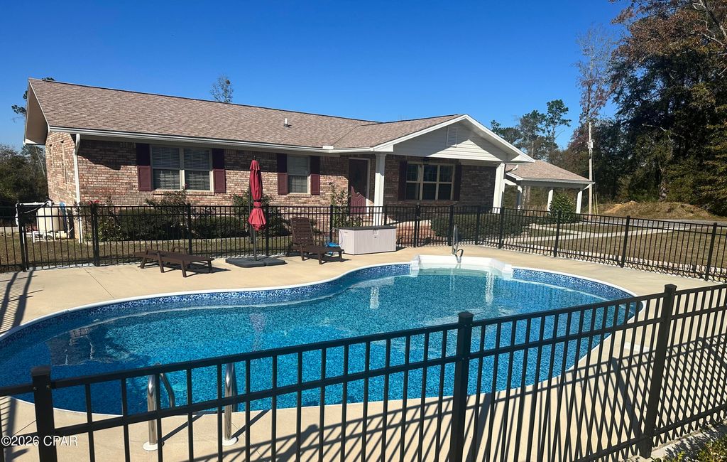 7426 Berry Drive, Grand Ridge, FL 32442