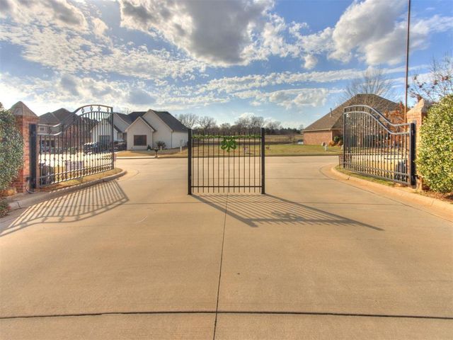 1305 Katelyn Court, Yukon, OK 73099