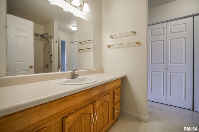 3510 N Kingston Dr Apt 8, Peoria, IL 61604