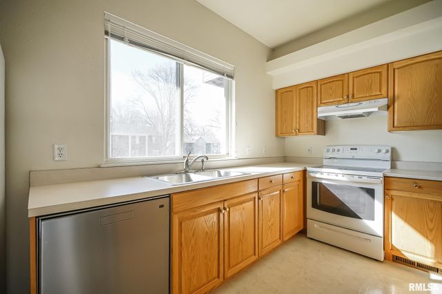 3510 N Kingston Dr Apt 8, Peoria, IL 61604