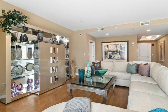 425 BENJAMIN Drive 202, Vernon Hills, IL 60061