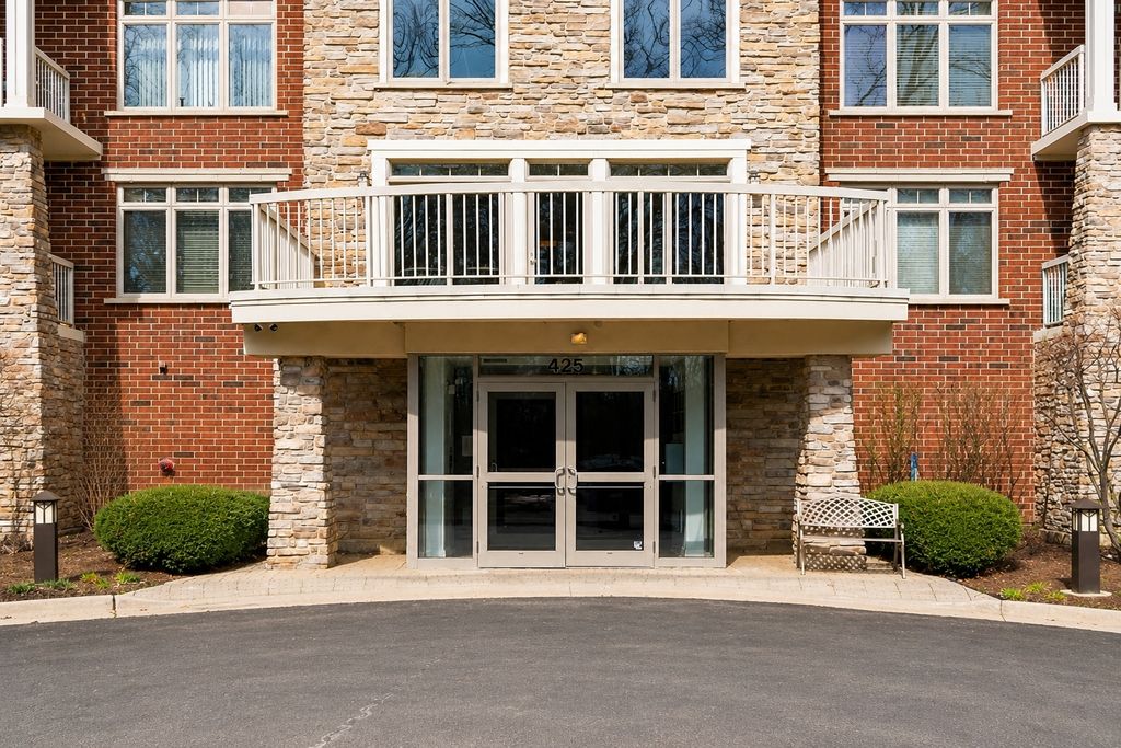 425 BENJAMIN Drive 202, Vernon Hills, IL 60061
