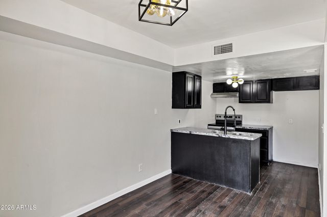 5220 W LYNWOOD Street, Phoenix, AZ 85043