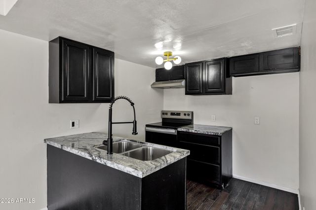 5220 W LYNWOOD Street, Phoenix, AZ 85043