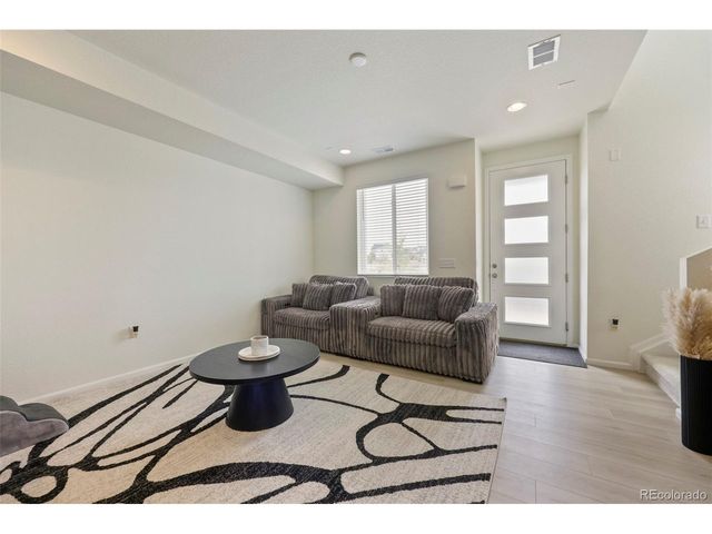 21143 E 67th Ave, Aurora, CO 80019