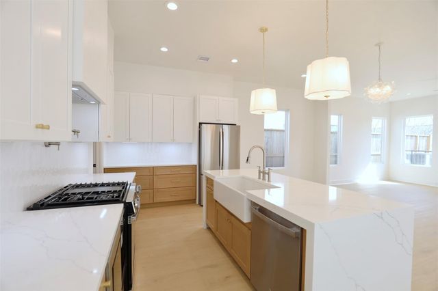 140 E 37th, Houston, TX 77018